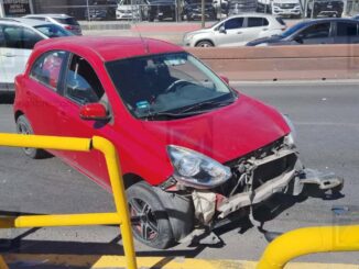 Accidente de dos vehículos en la curva de los choques de La Cantera; caos vial