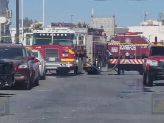 Rescatan a hombre en silla de ruedas de incendio en su casa por acumulación de basura