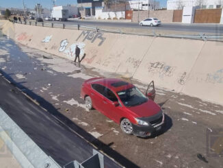 Automovilista pierde el control y cae al canal en vialidad Los Nogales
