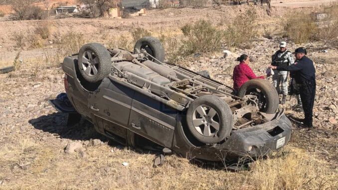 Vehículo sale del camino y cae al río Sacramento; cuatro personas resultan lesionadas