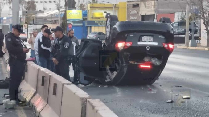 Chocan y vuelcan a exceso de velocidad jóvenes en la avenida La Cantera