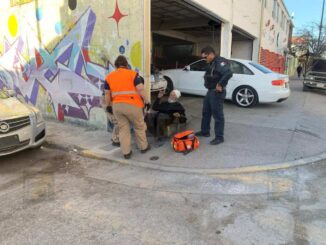Adulto mayor sufre caída y es trasladado a un hospital
