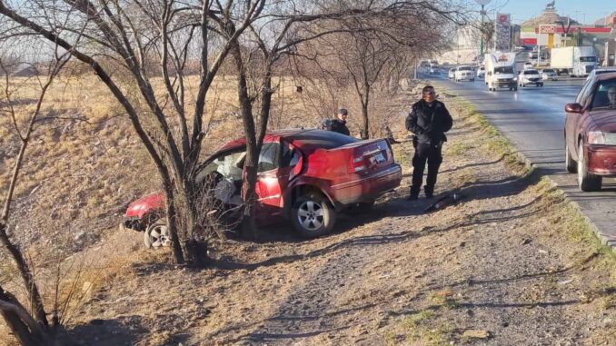 Conductor provoca choque en la carretera Chihuahua-Aldama;  mujer a punto de caer en un barranco