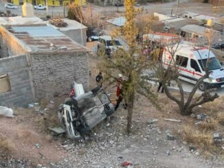 Mujer atrapada tras volcadura en barranco en la Prolongación 20 de Noviembre