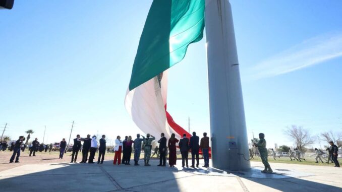 Abanderan instituciones en conmemoración del Día de la Bandera