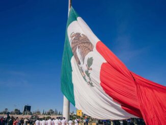 Asiste alcalde a izamiento de bandera en El Palomar por 24 de febrero