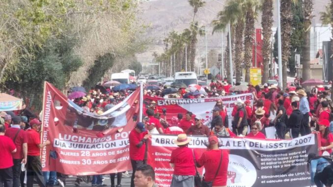 Realizan mega marcha docentes federalizados en contra de la reforma de Ley del ISSSTE