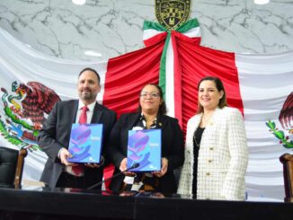 Entrega Santiago De la Peña 3er informa de gobierno de Maru Campos