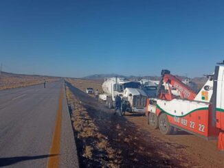 Abren carriles en carretera a Juárez tras accidente de pipa cargada con gasolina