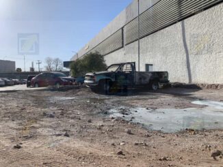 Incendio consume una pick up en estacionamiento del Hospital General