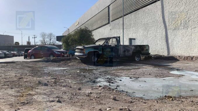 Incendio consume una pick up en estacionamiento del Hospital General