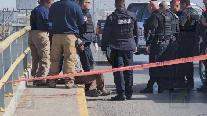 Hombre en situación de calle es rescatado tras intentar lanzarse de un puente