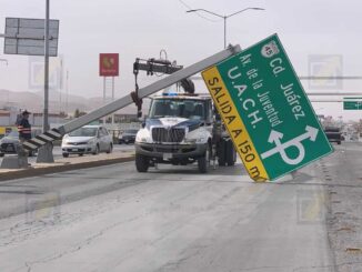 Fuertes vientos derriban señalamiento y generan caos vial en puente de la avenida Homero