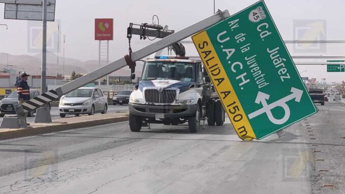 Fuertes vientos derriban señalamiento y generan caos vial en puente de la avenida Homero
