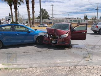 Choque en avenida Mirador deja daños materiales