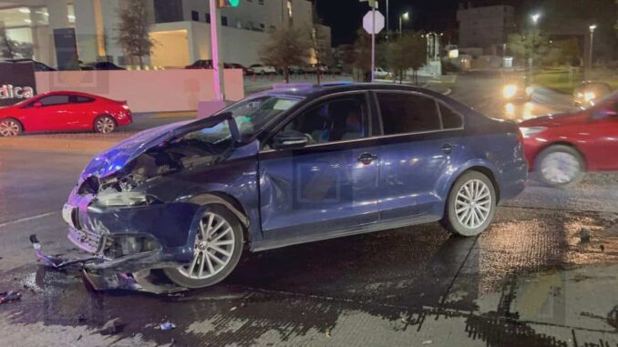 Fuerte choque deja un herido frente a Star Médica