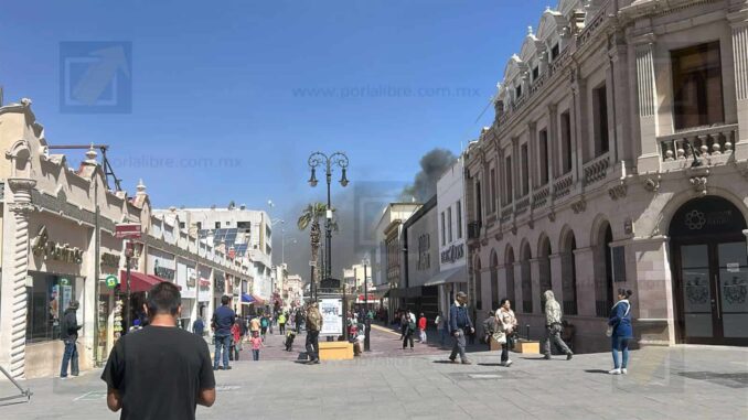 Se quema tienda de ropa en el Centro; evacuan comercios y caos vial