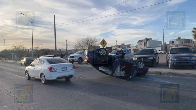 Omite alto y provoca choque con volcadura en la avenida Monte Albán, un herido