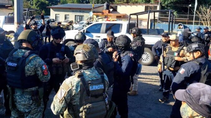 Matan a un policía municipal y hieren a 4 agentes más en Tingüindín, Michoacán