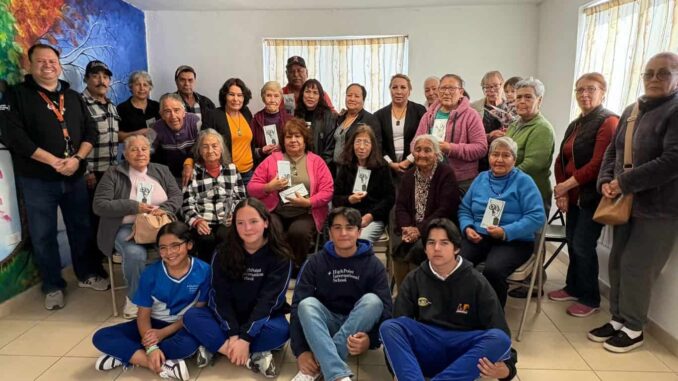Alumnos de HighPoint International School entregan collares médicos a adultos mayores de la Casa de los Abuelos