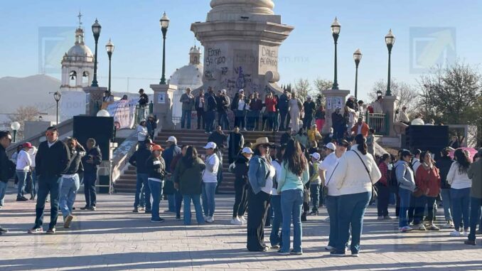 Cientos de maestros realizan marcha y plantón; bloquean el primer cuadro de la ciudad