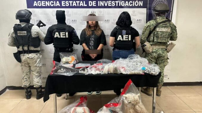 Detienen a mujer por posesión de drogas, armas de fuego, cartuchos y dinero