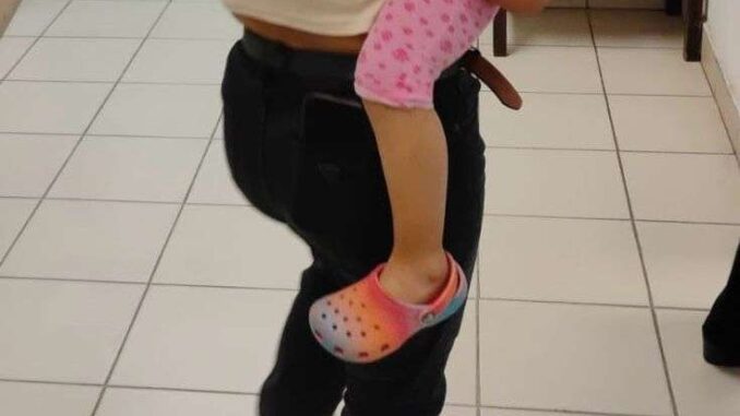 Localizan a padres de niña encontrada sin supervisión de un adulto