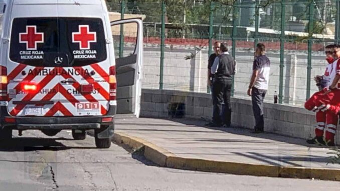 Fallece hombre en ambulancia frente a supermercado
