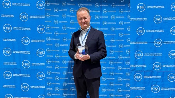 Premian al Dr. José Antonio Lozano Díez por su compromiso con la educación