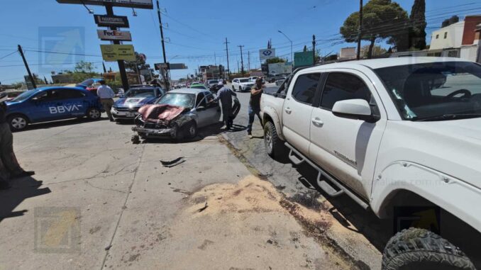 Choque entre pickup y vehículo deja tres lesionados en avenida Las Américas