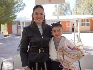 Entrega Yesenia Reyes cheque para mejoras educativas en la escuela Miguel Hidalgo