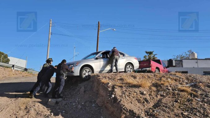 Vehículo queda al borde del barranco en parque de la colonia Emiliano Zapata