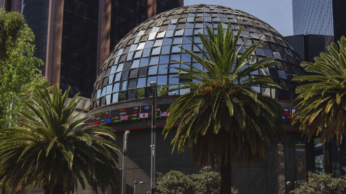 BMV baja 1.11% y el peso se deprecia en medio de las caídas globales