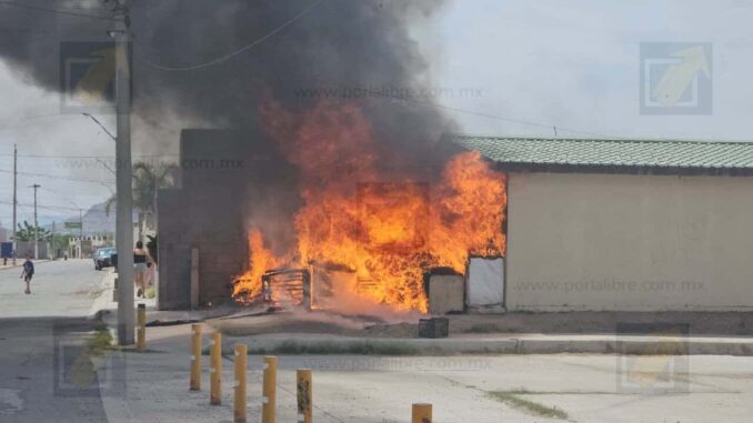 Incendio consume una casa en la colonia Paseos Camino Real; rescatan a dos perritos