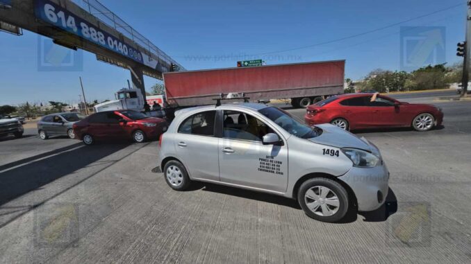 Choque entre tráiler y taxi deja una mujer con golpes leves en cruce de vialidad Sacramento 