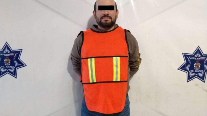 Amenaza a un hombre de muerte con desarmador e intenta sobornar a policías