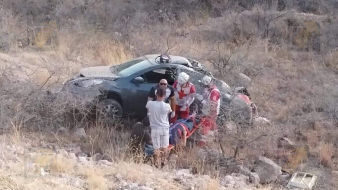 Joven termina en fondo de un barranco en carretera Cuauhtémoc a Chihuahua