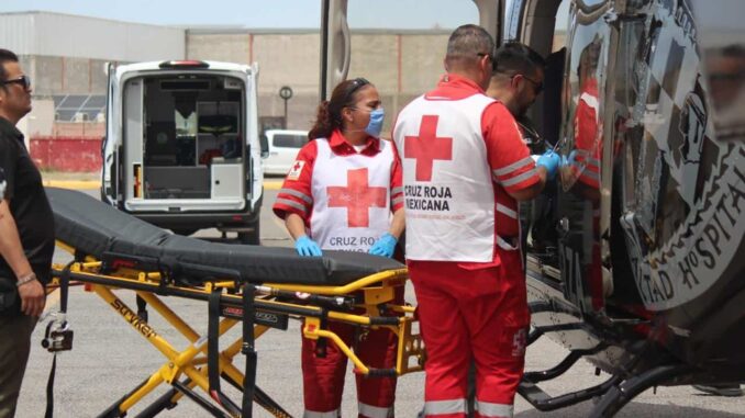 Realizan traslado aéreo de pacientes tras accidente vehicular en Guachochi