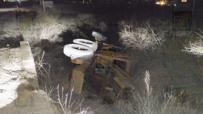 Vuelca motoconformadora en arroyo de la colonia Granjas Universitarias