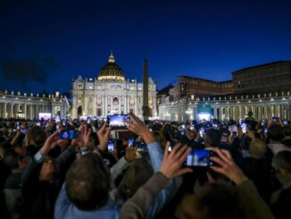 La larga espera que inquietó antes de la primera fumata del cónclave