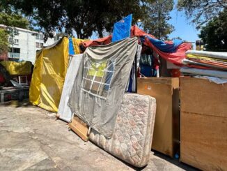 Migrantes reconstruyen campamento en la Venustiano Carranza tras desalojo