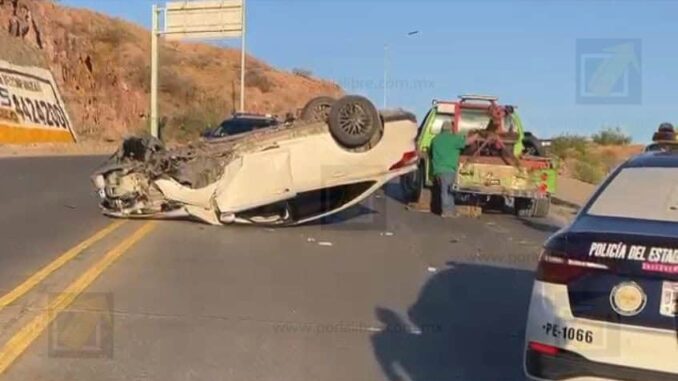 Vehículo termina volcado tras exceso de velocidad en avenida 20 de Noviembre