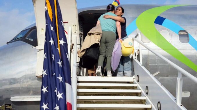 Más de 60 migrantes regresan a sus países en el primer vuelo de autodeportados de Trump