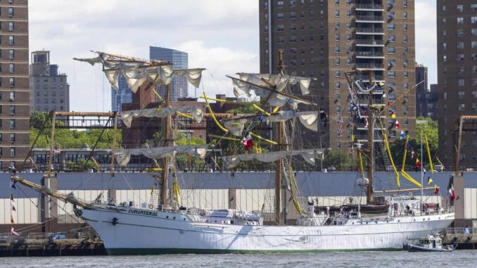 Sheinbaum califica de «mezquino» el uso político de la tragedia del buque escuela Cuauhtémoc.