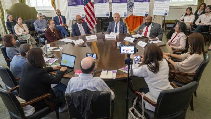 Nueva York lanza una campaña para proteger el derecho de los migrantes a vivienda segura