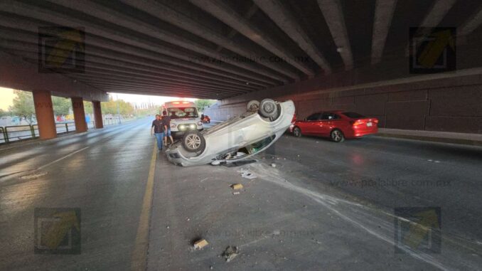 Conductor vuelca sobre La Cantera; una joven herida