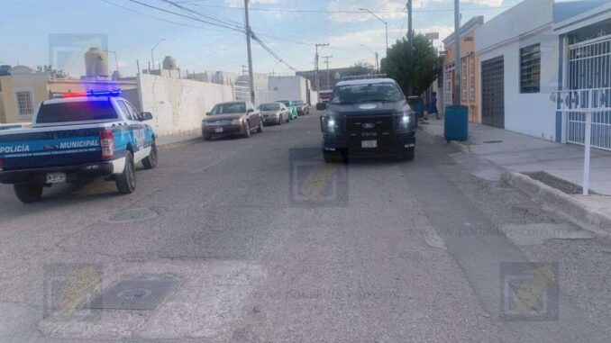 Hombre se lesiona con una navaja una pierna; dijo que fue accidente