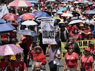 CNTE mantiene plantón y decidirá acciones en asamblea nocturna