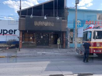 Se incendia local de Don Burro en la Avenida Universidad; hay cuantiosos daños materiales