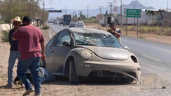 Trasladan al hospital a dos tripulantes de un automóvil volcado en la carretera a Aldama
